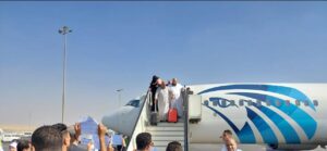عودة أولي رحلات حجاج السياحة المصرية إلى مصر من المدينة المنورة
