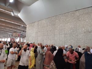 حجاج السياحة يواصلون رمي الجمرات بمني واللجان تتابع تقديم الخدمات