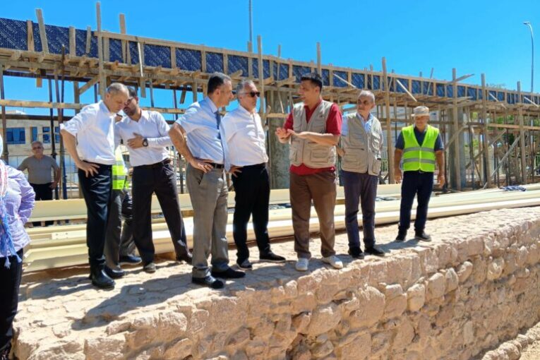 وزير السياحة والآثار مكرم القيسي يتفقد مواقع أثرية في العقبة