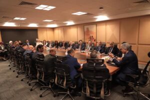 وزير السياحة والآثار الجديد يعقد اجتماعاً موسعاً مع قيادات الوزارة