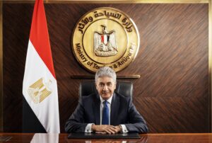 وزير سياحة مصر يعتمد الضوابط المنظمة لرحلات العمرة لموسم 1447 هـ