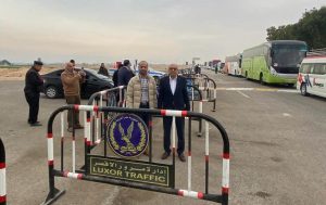 تدفق الرحلات السياحية بين الغردقة والأقصر عبر طريق طيبة المطور .. يدعم السياحة الثقافية