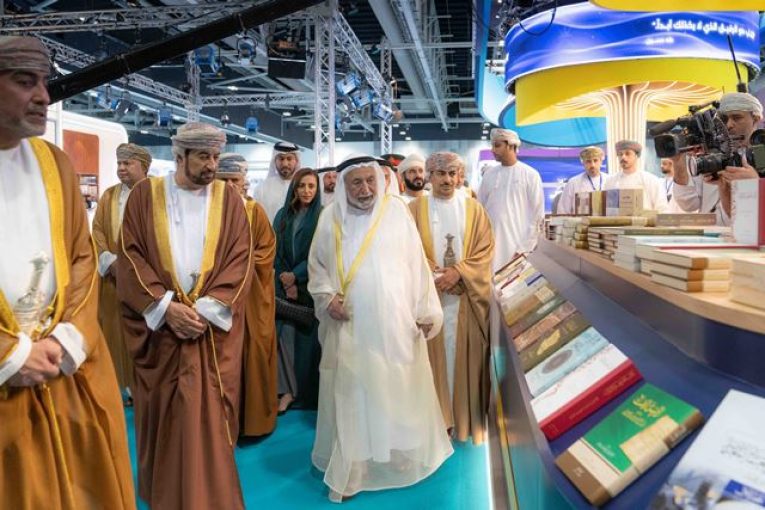 حاكم الشارقة يوقّع موسوعته التاريخية "البرتغاليون في بحر عُمان" خلال زيارته لمعرض مسقط الدولي للكتاب