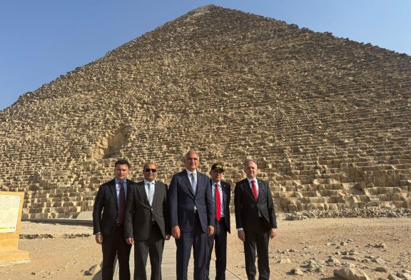 محمد نوري إرصوي وزير السياحة التركي يشيد بعراقة الحضارة المصرية عقب زيارته للأهرامات